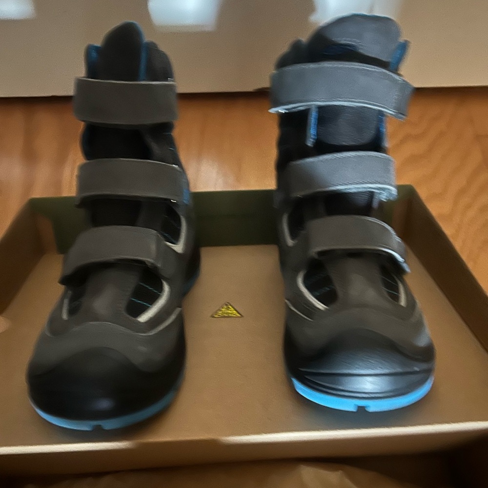 Keen Boys High-Top Snow Boots with Blue Soles